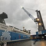 Containerfartøy og havnekran på kai