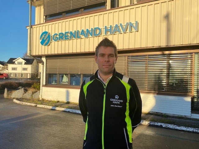 John-Karl Boyce står foran Grenland Havn sin administrasjonsbygning i Brevik
