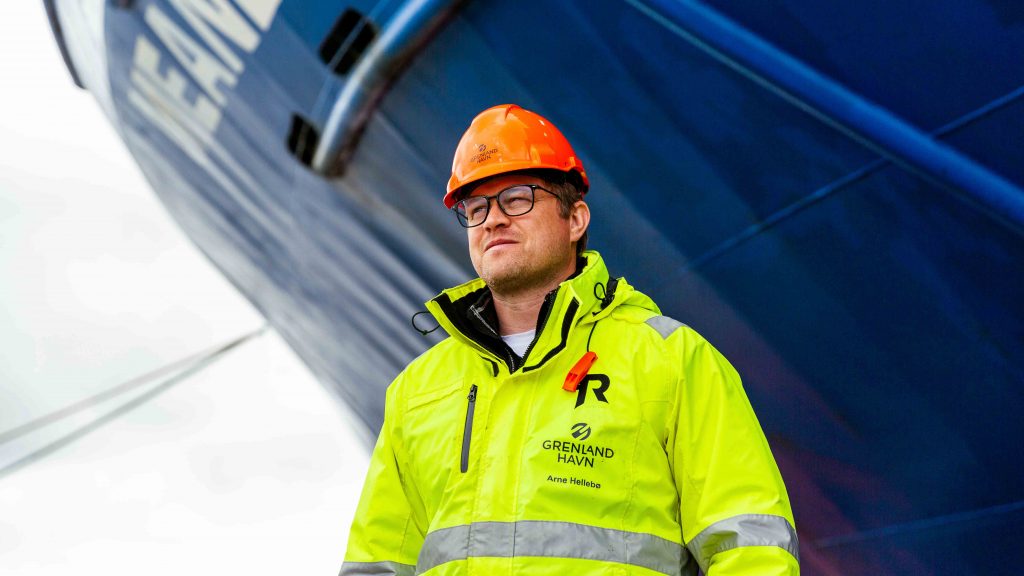 Person fra Grenland Havn med bauen på skip i bakgrunnen
