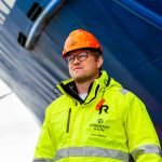 Person fra Grenland Havn med bauen på skip i bakgrunnen