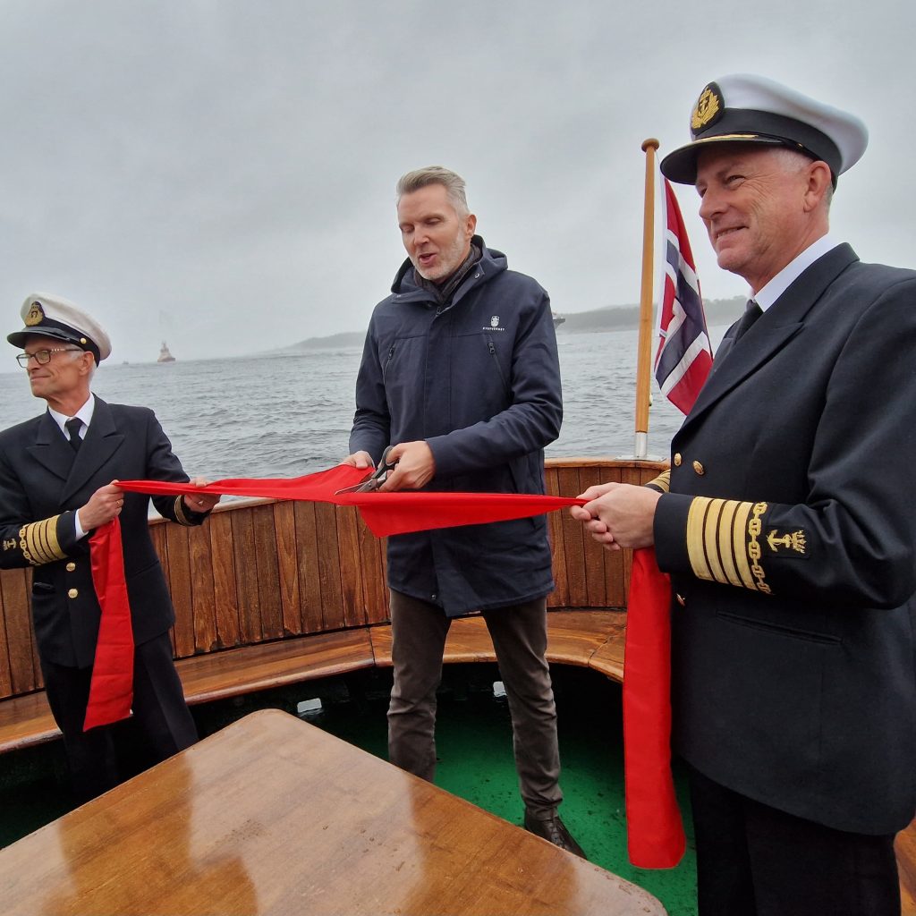 Snorklipping ombord i fartøy i anledning offisiell åpning av ny innseiling til Grenland