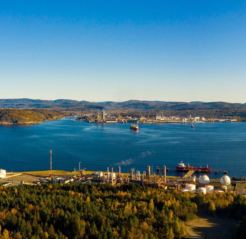 Frierfjorden med industrivirksomheter på langs land i flere himmelretninger